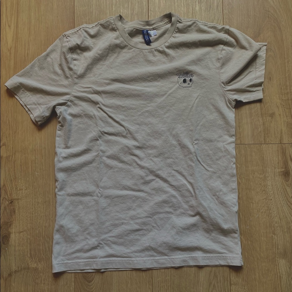H and M shirt with a cool design